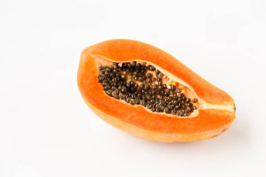 Beyaz arka planda taze papaya dilimi
