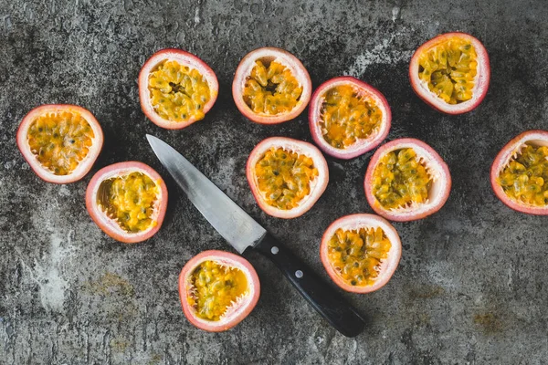 Frische Maracuja Auf Dunklem Hintergrund — Stockfoto