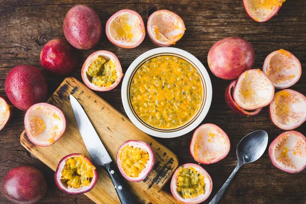 Frische Maracuja Auf Dunklem Hintergrund — Stockfoto