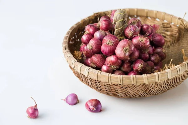 Chalote Fresco Cebolla Roja Sobre Fondo Blanco — Foto de Stock