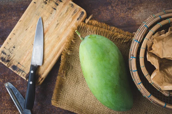Velké Zelené Mango Tmavém Pozadí — Stock fotografie