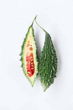 Beyaz arka planda taze kavun sağlıklı sebze