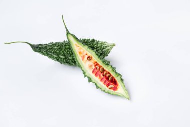 Beyaz arka planda taze kavun sağlıklı sebze