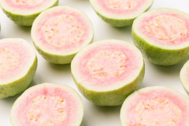 Beyaz arkaplanda taze guava