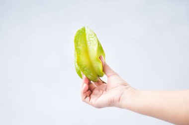 Beyaz arka planda taze yıldız meyvesi