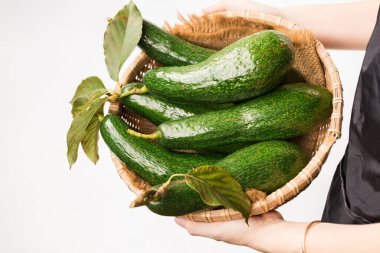 Beyaz arkaplanda taze avokado