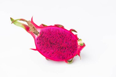 Taze kırmızı ejderha meyvesi. Beyaz arka planda Pitaya meyvesi.