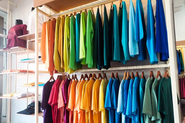 Düz tişörtler dolapta düzgün duruyor.