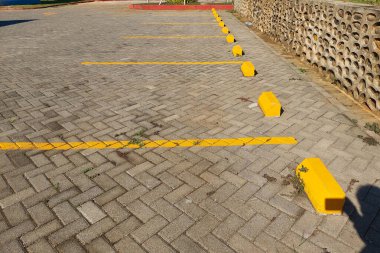 Sarı çizgileri olan boş bir araç parkına benziyor..