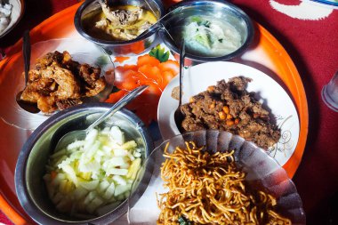 Çeşitli köy yemekleri yenmeye hazır.