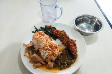 Padang pilavı, yemek masasında su var.
