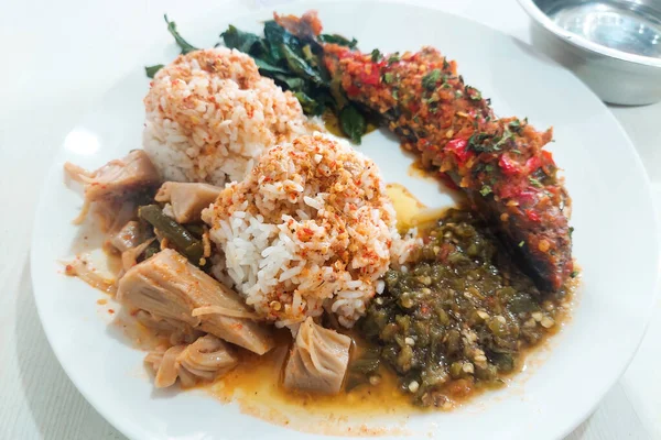 Padang pilavı, yemek masasında su var.