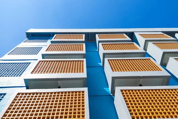 Aşağıdan görünen çok katlı bir binanın görüntüsü