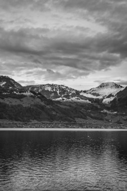 Kışın Luzern Gölü 'nün üzerindeki muhteşem siyah beyaz manzara.