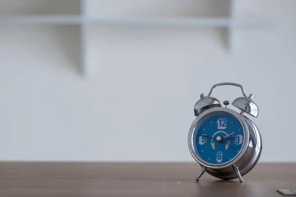 Fermer Horloge Sur Une Table Bois Avec Espace Copie — Photo