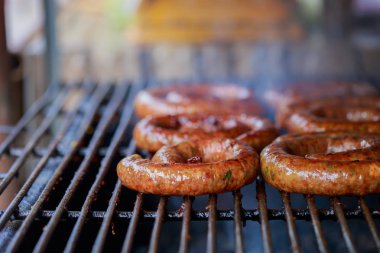 Bir ızgara Kuzey ocakta bir metal acılı sosis ızgara Tay.