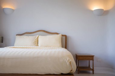 Beyaz yatak odası closeup yatakta 