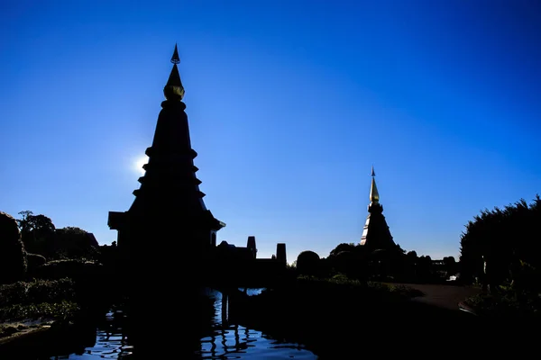 Sombra Pagoda Sobre Fondo Azul —  Fotos de Stock