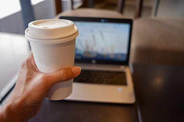 Closeup Hand Van Iemand Houden Een Witte Kop Warme Koffie — Stockfoto