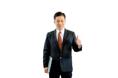 İşadamı siyah holding dizüstü uygun ve kırpma yolu ile beyaz arka plan üzerinde kabul ediyorlar.