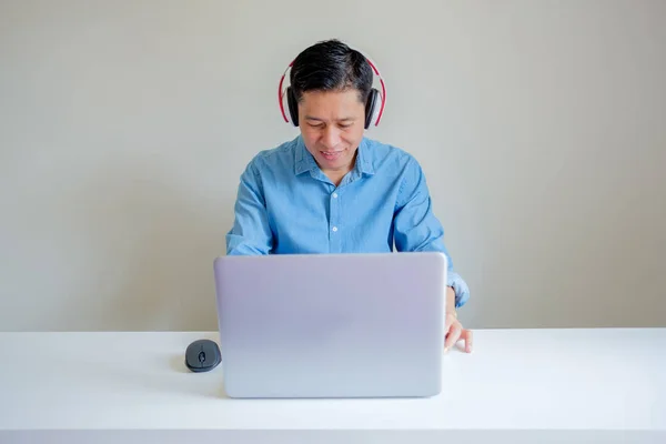 Sorrindo Homem Usando Fone Ouvido Quando Ele Usa Computador Com — Fotografia de Stock