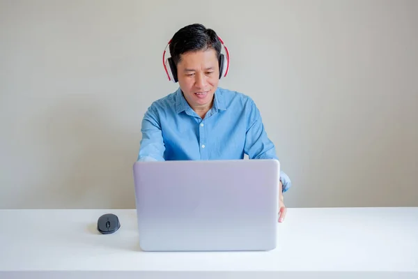 Sorrindo Homem Usando Fone Ouvido Quando Ele Usa Computador Com — Fotografia de Stock