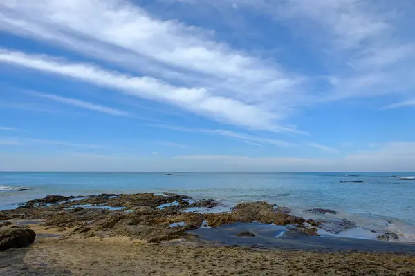 Пляж Камнем Морем Голубом Небе — стоковое фото