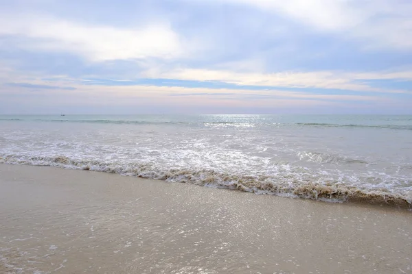 Schöner Leerer Strand Abend Thailand Wellen Treffen Den Strand — Stockfoto