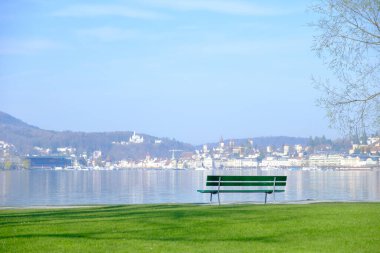 İsviçre 'nin Lucerne kasabasında göl manzaralı bir bankta..