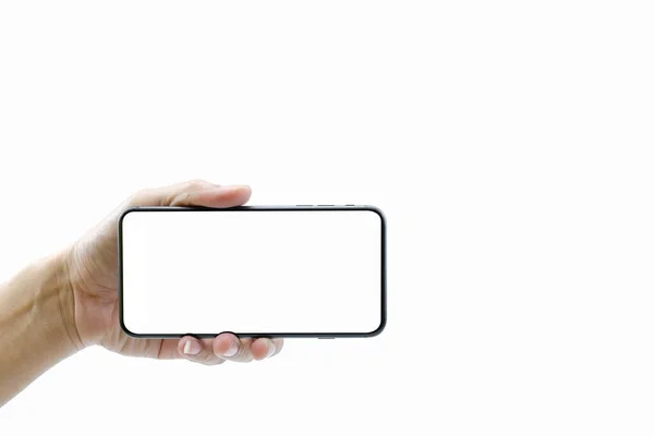 Beyaz arkaplanda ve kırpma yolunda telefon gösteren bir el var.