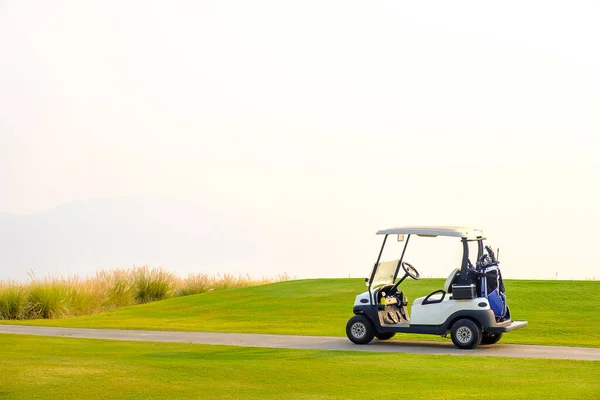 Sabah yeşil bahçede golf arabaları..