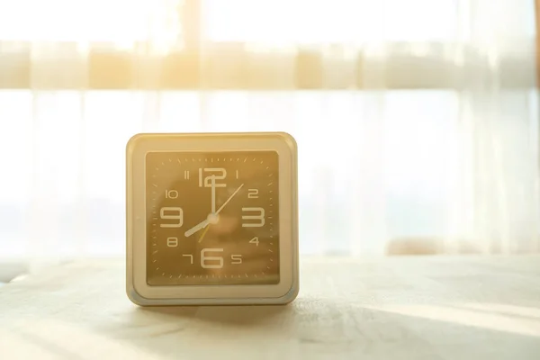 Einem Sonnigen Tag Steht Eine Uhr Auf Dem Tisch — Stockfoto