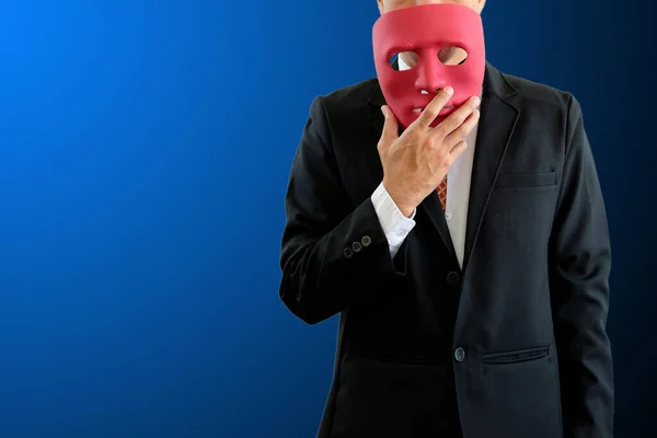 男は手で赤いマスクを持っていますクリッピングパスと青の背景 ロイヤリティフリーのストック画像