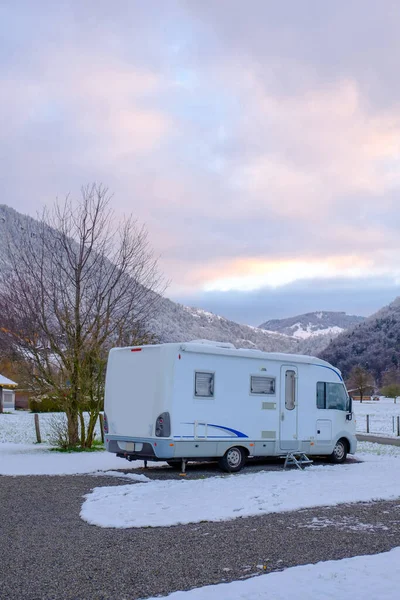 Area Sosta Camper Campeggio Nella Neve Che Cade Giorno Fotografia Stock