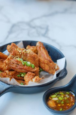 Kızarmış tavuk ve sosu masaya koyun..