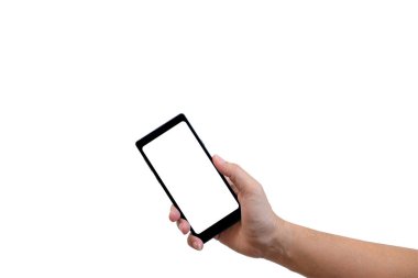 Beyaz arkaplanda ve kırpma yolunda telefon gösteren bir el var.