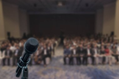 Toplantı odasında yapılacak seminer etkinliği için mikrofonu hazırlayın..