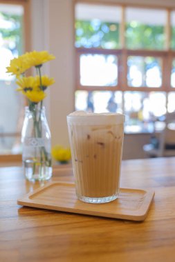 Masanın üzerinde bir fincan buzlu kahve var..