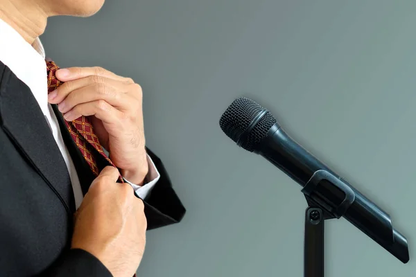 Uomo Affari Cravatta Set Prepararsi Parlare Con Microfono Foto Stock
