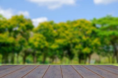 Bulanık ağaç arka planındaki ahşap taban.