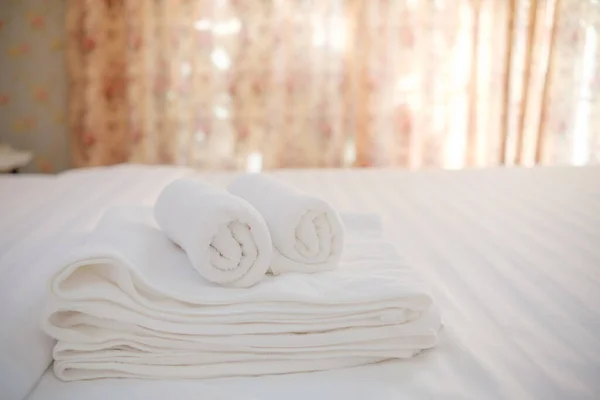 Vita Handdukar Vikta Prydligt Lagt Sängen Varmt Ljus — Stockfoto