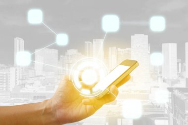 Şehir manzarası arka planına sahip ağ ağına bağlanmak için cep telefonuna basın.