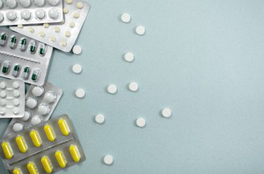Çok renkli hap paketleri ile tıbbi arka plan. kez pt eczane, klinik, ilaçlar, baş ağrısı ilaç.