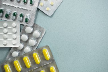 Çok renkli hap paketleri ile tıbbi arka plan. kez pt eczane, klinik, ilaçlar, baş ağrısı ilaç.