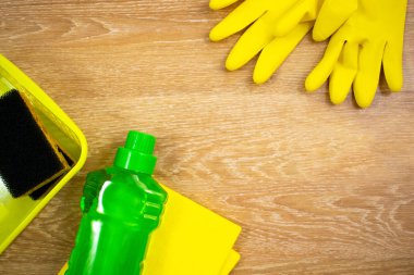 Görünümü yukarıdaki resim, düz deterjan yatıyordu. Temizlik daireler ve müşteri yerinde kullanılan, temizlik için hizmet kavramı. Mutfakta yerde temizlik tozu. Temizlik araçları çeşitli sanitasyon öğeleri