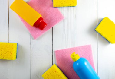 Görünümü yukarıdaki resim, düz deterjan yatıyordu. Temizlik daireler ve müşteri yerinde kullanılan, temizlik için hizmet kavramı. Mutfakta yerde temizlik tozu. Temizlik araçları çeşitli sanitasyon öğeleri.