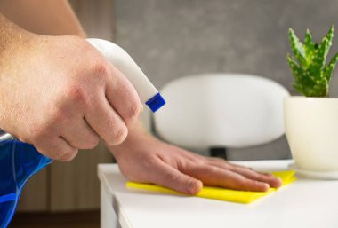 Görünümü yukarıdaki resim, düz deterjan yatıyordu. Temizlik daireler ve müşteri yerinde kullanılan, temizlik için hizmet kavramı. Masadan toz el losyonları. Ev kadını, hizmetçi ev temizler.