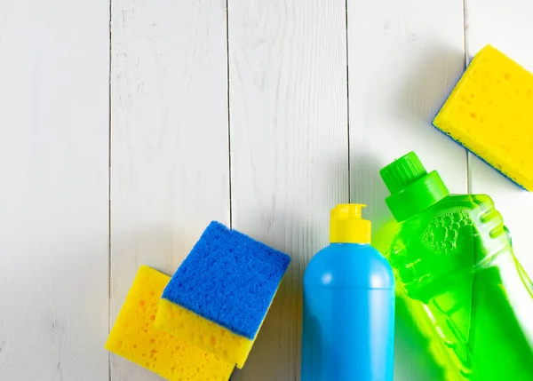 Vista de la imagen de arriba, detergente plano. El concepto de servicio para la limpieza de apartamentos y locales, limpieza. Limpieza de polvo en la cocina, en el suelo. Varios artículos de saneamiento, herramientas de limpieza . —  Fotos de Stock