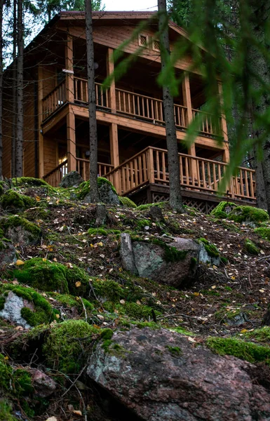 Casa satului de lemn pe un deal din pădurea de conifere. Peisaj suedez. Culori de toamnă în jurul unei case de vacanță — Fotografie, imagine de stoc