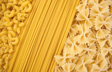 Çeşitli makarna çeşitleri. Farklı kuru makarnadan arkaplan. İtalyan mutfağı konsepti, yemek malzemeleri. Düz yatıyordu. Üst görünüm, alanı kopyala